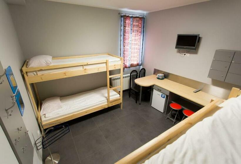 Quarto Quadruplo Estandar Banheiro Compartilhado, Hostel Siennicka