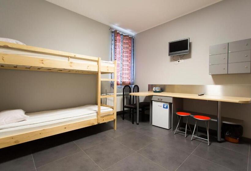 Quarto Quadruplo Estandar Banheiro Compartilhado, Hostel Siennicka