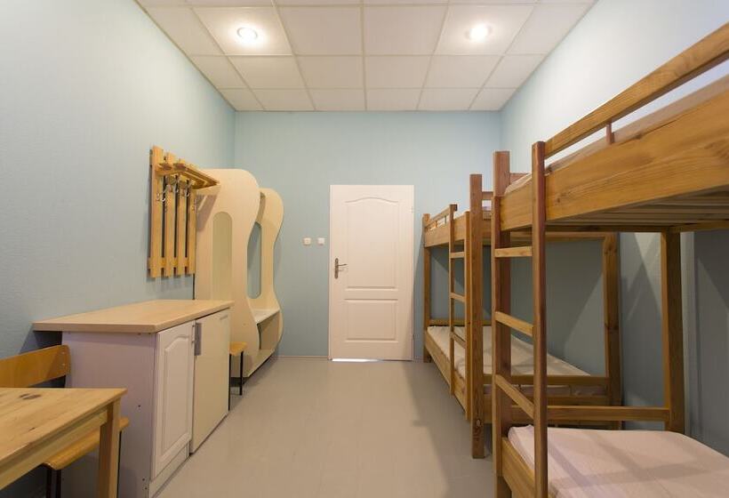 Quarto Quadruplo Estandar Banheiro Compartilhado, Hostel Siennicka