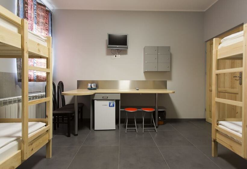 Quarto Quadruplo Estandar Banheiro Compartilhado, Hostel Siennicka