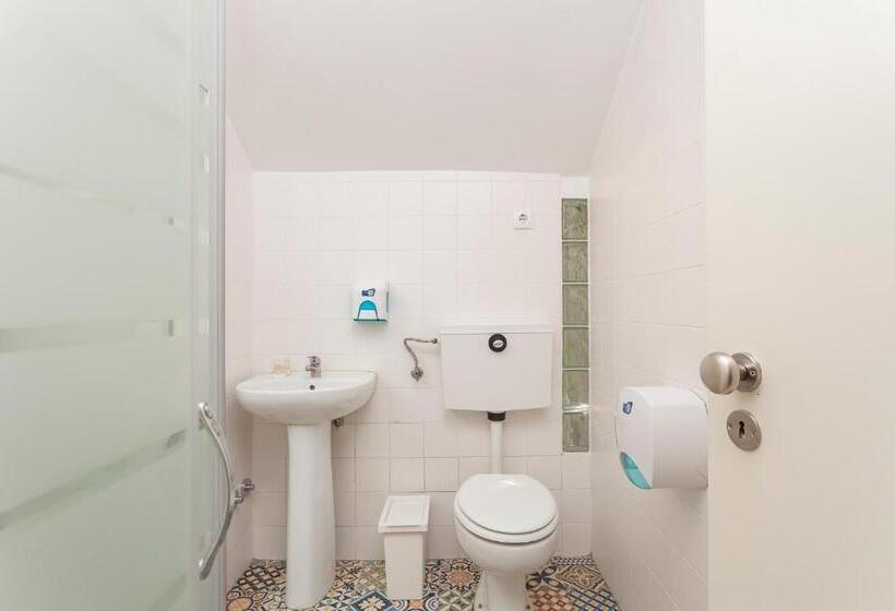 تختخواب در اتاق مشترک, Supernova   Hostel & Café