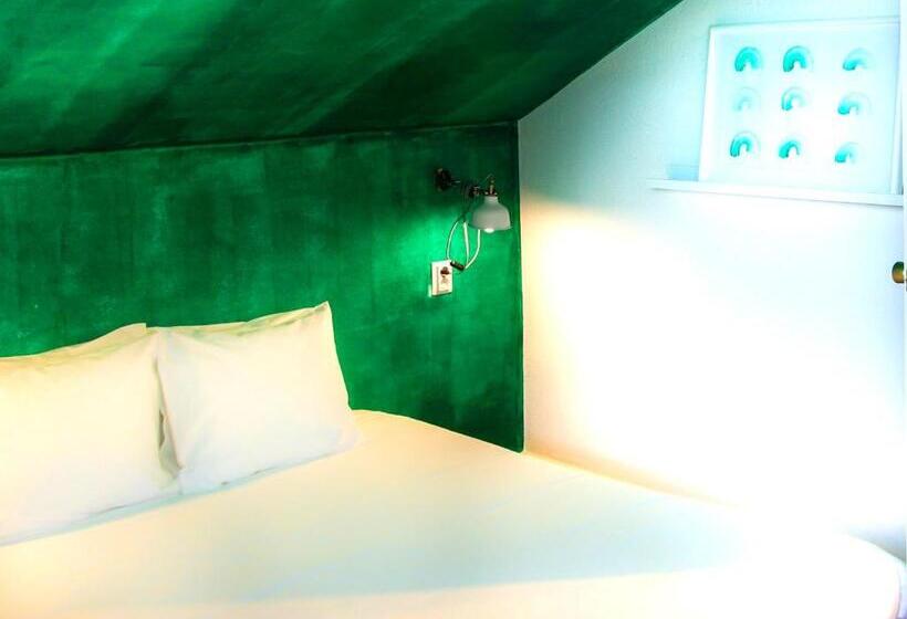 اتاق استاندارد سه نفره, Supernova   Hostel & Café