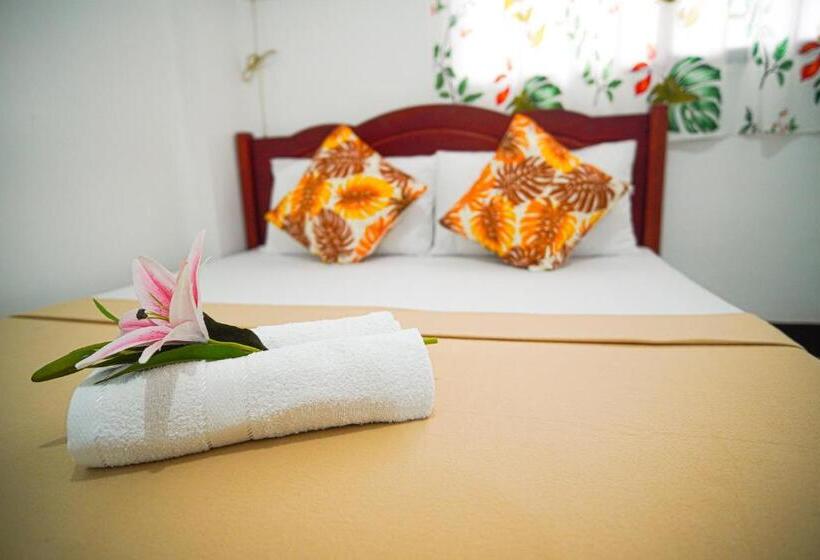 バス共有のスタンダードルーム, Amparo S Tourist Inn   Coron