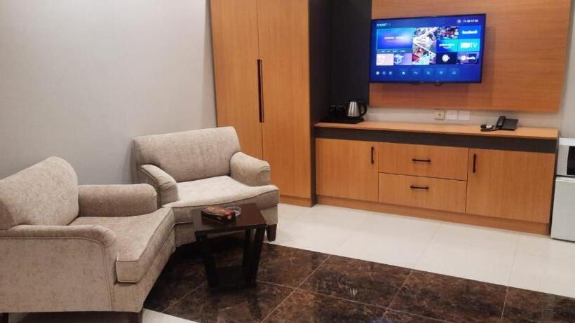 Quarto Economy, ال متعب سويت غرناطة