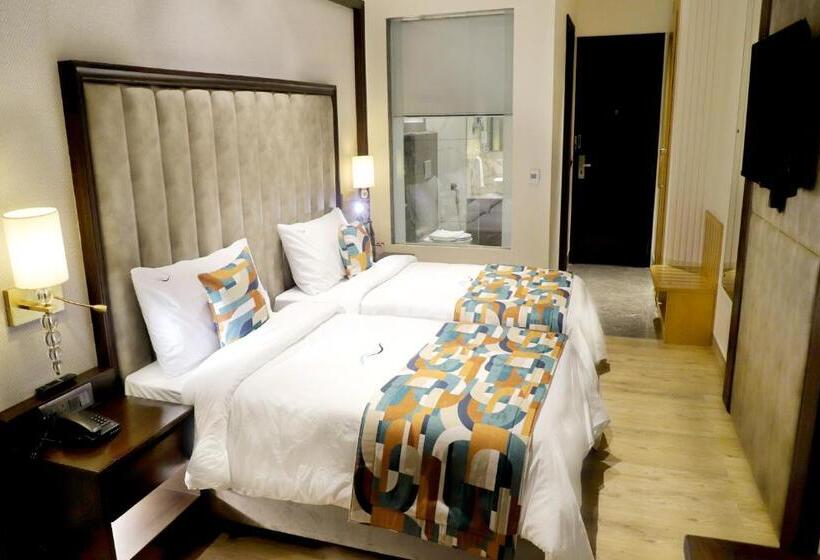 带大床的高级房间, Blusalzz Residence Amritsar