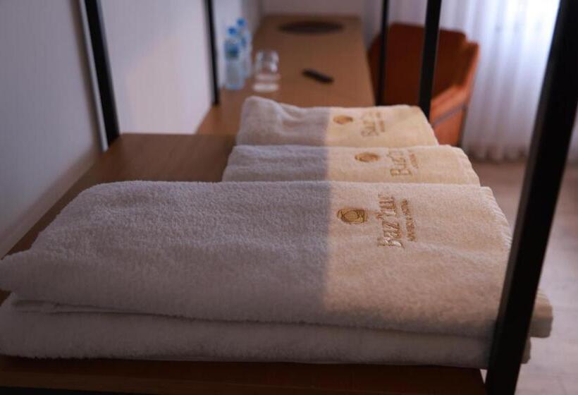 패밀리 룸, Baz Hur Boutique