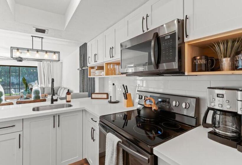 1 Bedroom Apartment Lake View, Park Shore Resort