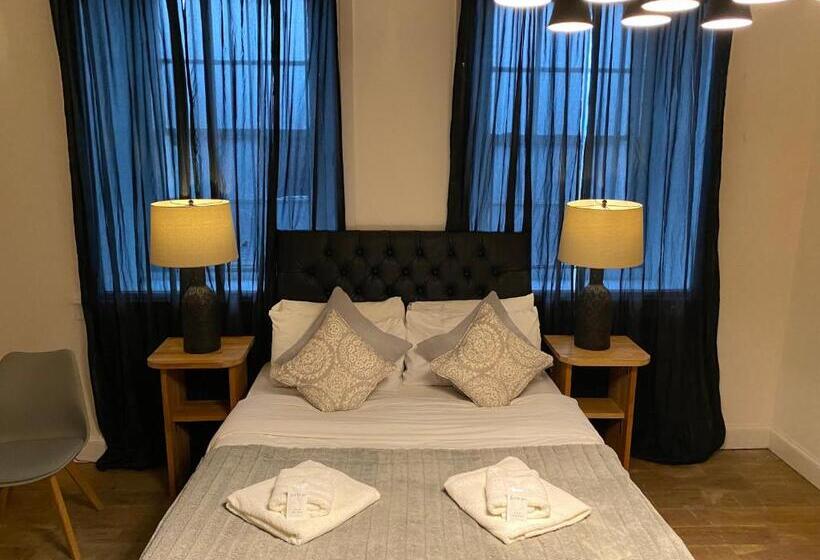 スタンダードスタジオ, Queen Street Boutique Suites