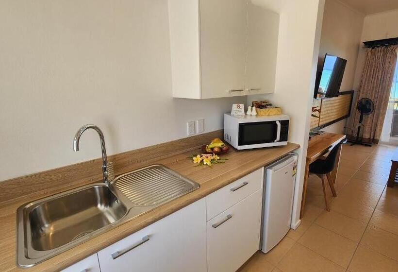 اتاق لوکس با بالکن و چشم‌انداز دریا, Resort Tava'e