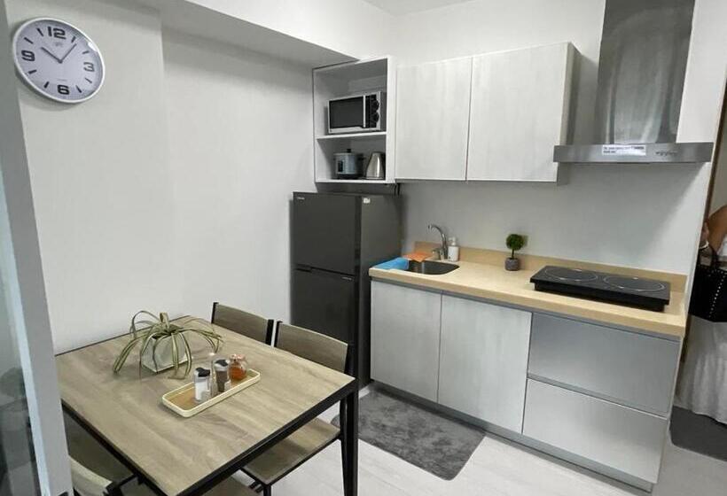 Студио Стандарт Вид на Бассейн, Azure Urban Resort Residences