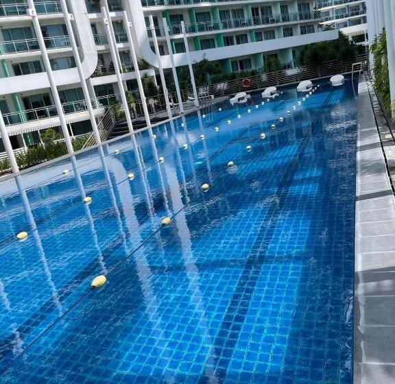 Студио Стандарт Вид на Бассейн, Azure Urban Resort Residences