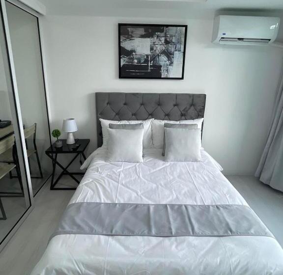 Студио Стандарт Вид на Бассейн, Azure Urban Resort Residences