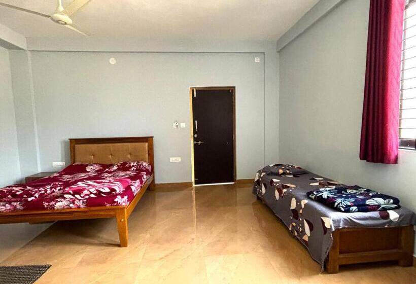 Номер Стандарт Трехместный, Sri Swarna Darvi Lodge Horanadu