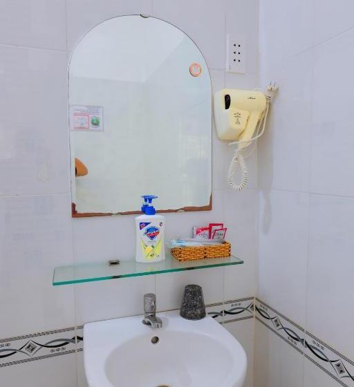 اتاق استاندارد سه نفره, Red Hotel Côn đảo