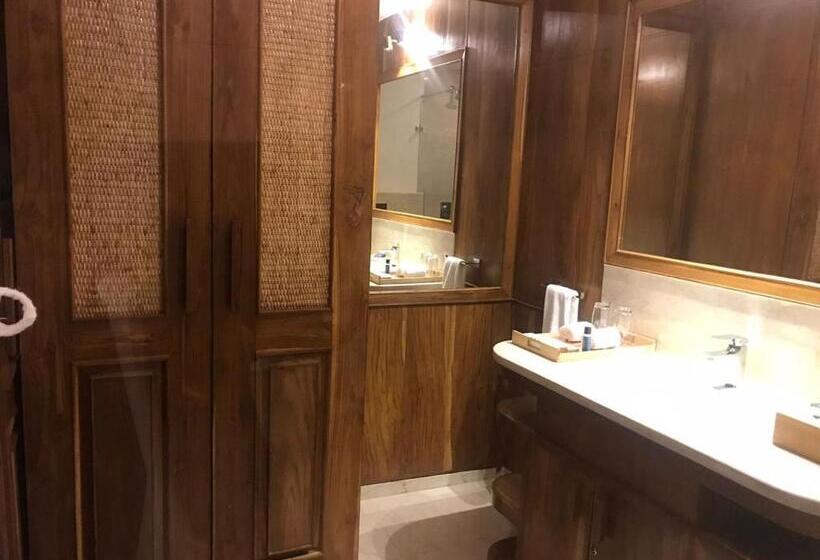 Номер Deluxe, The Shillong Address