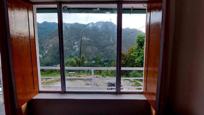 اتاق خانوادگی با چشم‌انداز کوه, Traditional Kumaoni Farm Stay