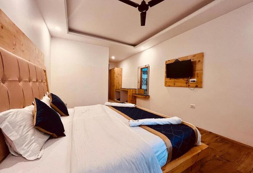 Номер Deluxe, The Manali Castle   Majestic Mountain Retreat