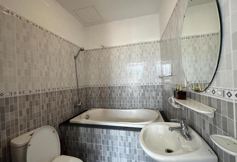 اتاق لوکس خانوادگی, Oyo 1215 3 Lu