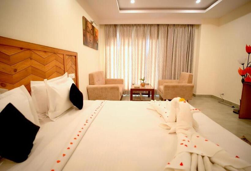 디럭스 룸 킹사이즈 침대, Shivalik Hotel And Resorts