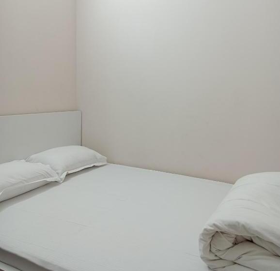 اتاق اکونومی, In Need   Near To The Us France Italy Saudi Embassy And Airport