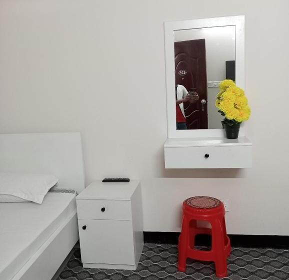اتاق استاندارد سه نفره, In Need   Near To The Us France Italy Saudi Embassy And Airport