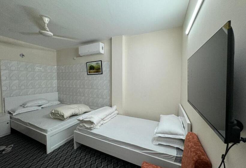 اتاق استاندارد سه نفره, In Need   Near To The Us France Italy Saudi Embassy And Airport