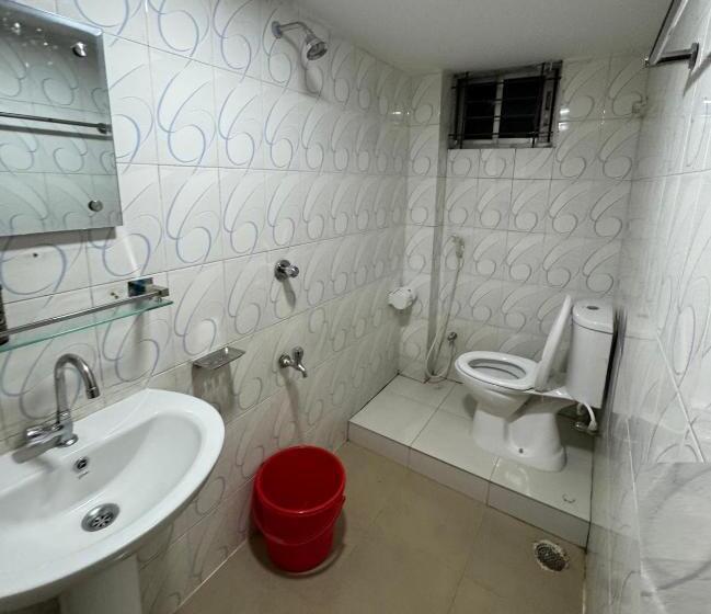 اتاق خانوادگی, In Need   Near To The Us France Italy Saudi Embassy And Airport