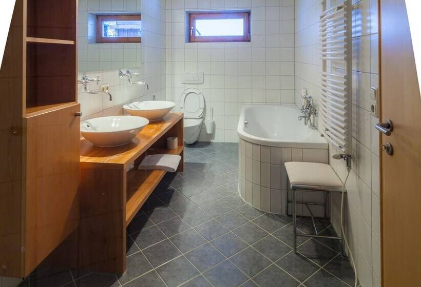 سوییت لوکس, Bio Hotel Saladina