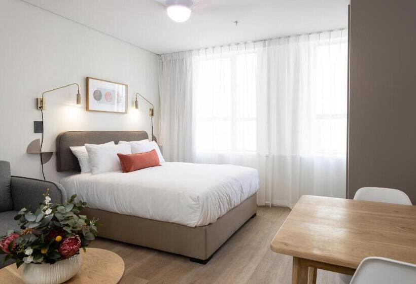 Suíte Júnior, Adderley Gardens