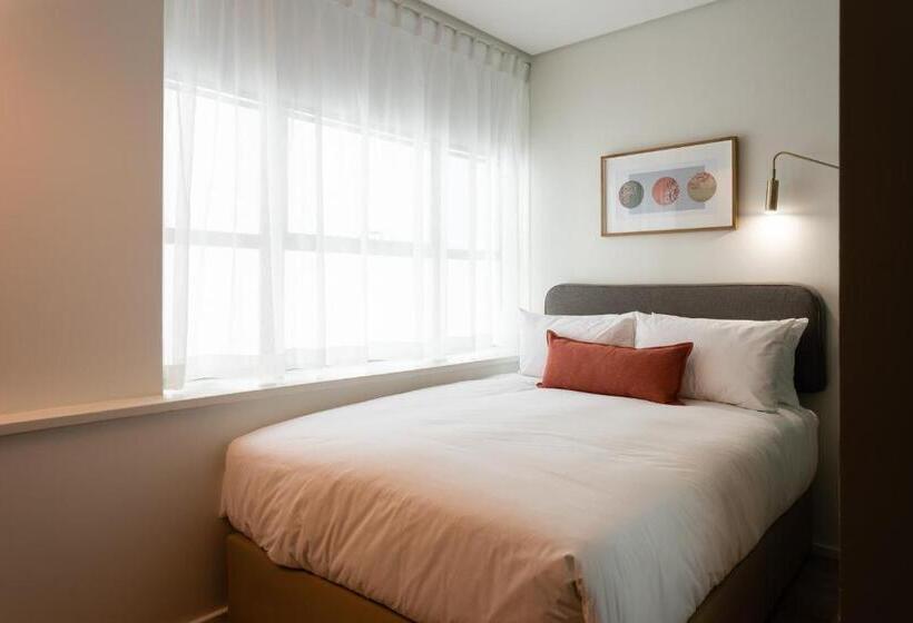 Escritório Estándar, Adderley Gardens