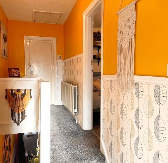 스탠다드 룸 공동 욕실, Double Room In Newhaven With Own Tv & Microwave  Plus Cereal And Toast Breakfast