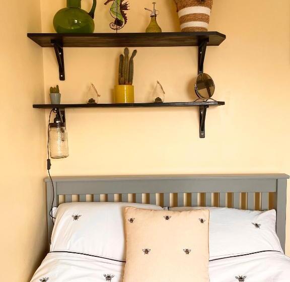 스탠다드 룸 공동 욕실, Double Room In Newhaven With Own Tv & Microwave  Plus Cereal And Toast Breakfast