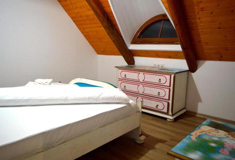 Семейный Номер, Casa Cu Magnolii