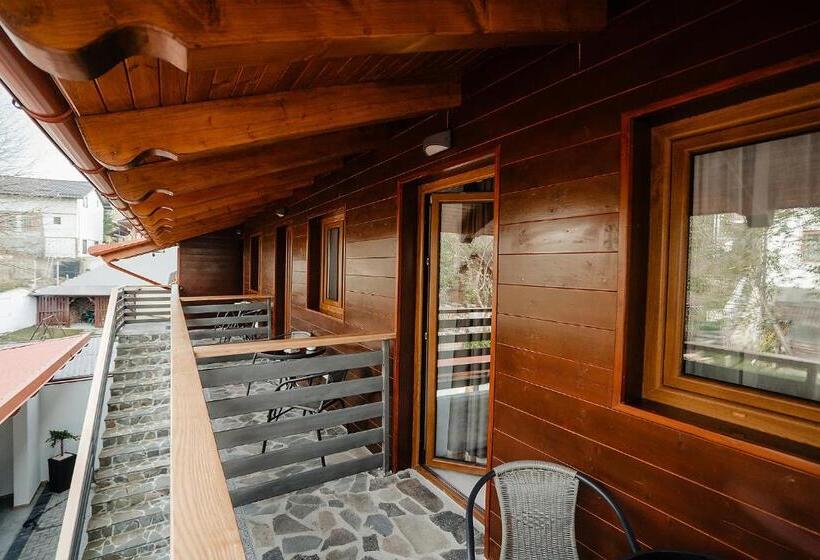 اتاق استاندارد چهارنفره با بالکن, Casa Mecva