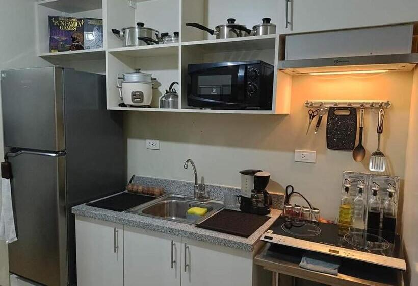 Студио Стандарт Вид на Бассейн, Holland Park Condominium Southwoods Biñan Laguna