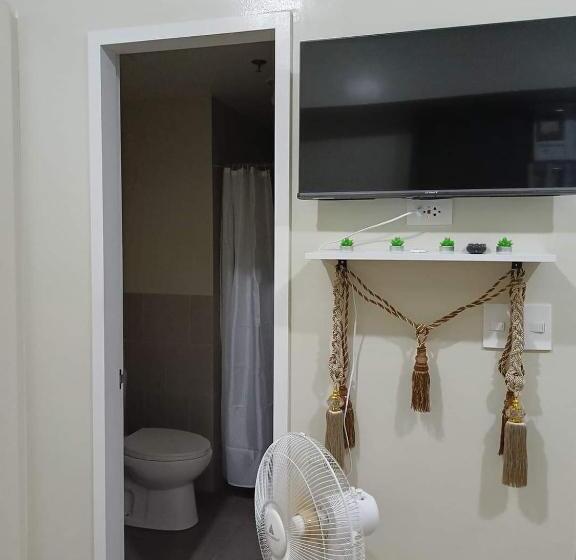 Студио Стандарт Вид на Бассейн, Holland Park Condominium Southwoods Biñan Laguna