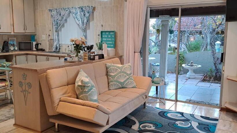 Студия Стандарт, Gabbys Cottage Guesthouse