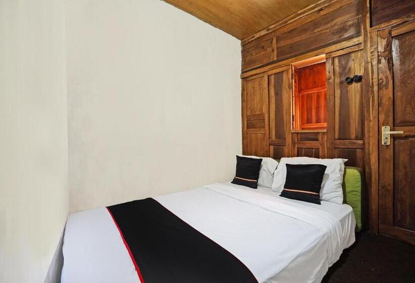 Номер Стандарт, Lembah Mbalong Resort Mitra Reddoorz Near Exit Tol Singosari