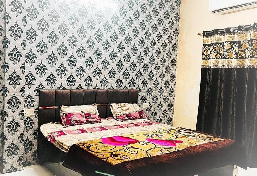 Номер Economy, J.s Apartments    Hotel & Homestay    Rooms For Students, Parents, Family & Couples