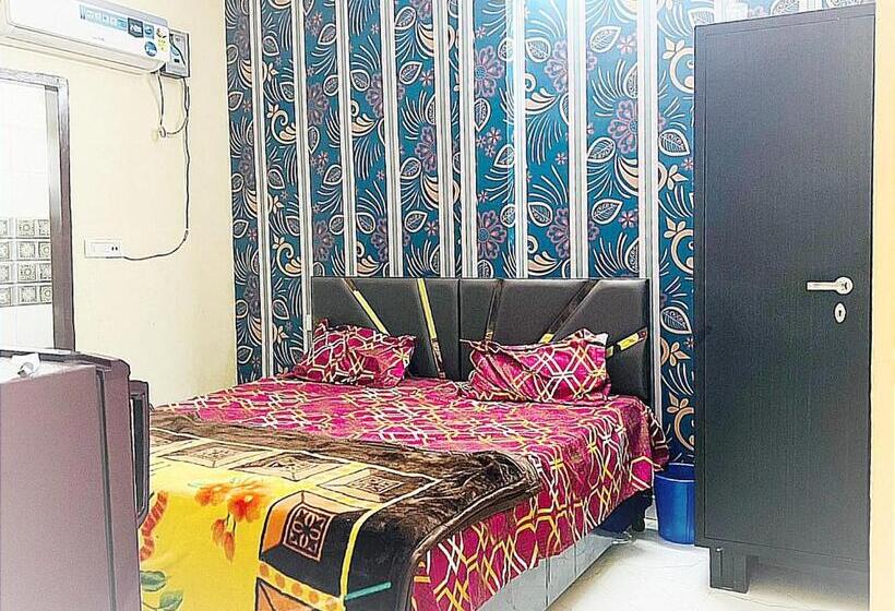 Номер Economy, J.s Apartments    Hotel & Homestay    Rooms For Students, Parents, Family & Couples