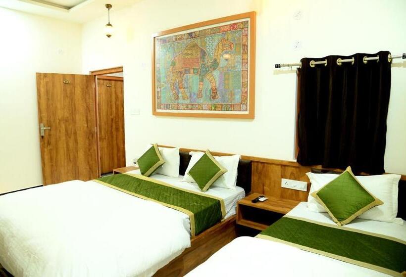 غرفة ديلوكس ثلاثية, The Travel Bug Jaisalmer