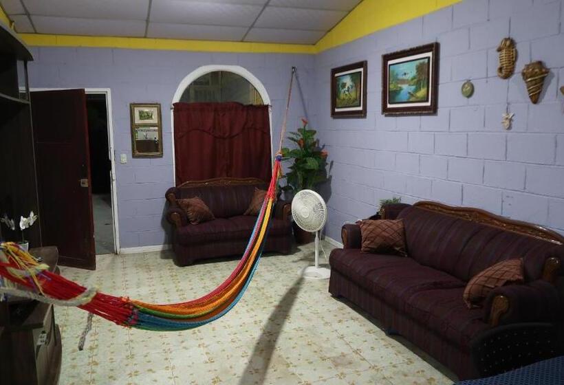 اتاق استاندارد سه نفره, Palacios Hub 1