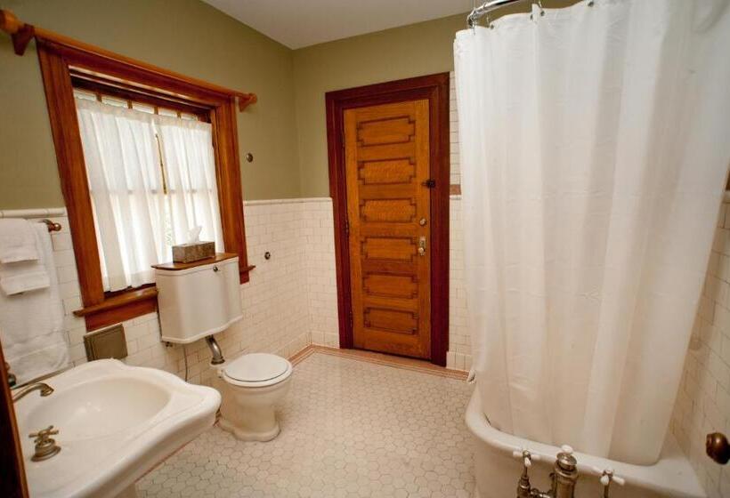 Camera Deluxe, Showers Inn