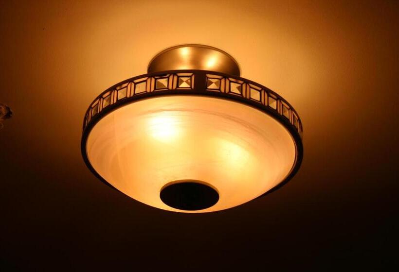 Camera Deluxe, Showers Inn