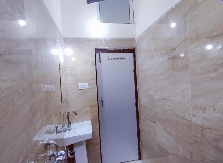 Quarto Deluxe, A K Continental