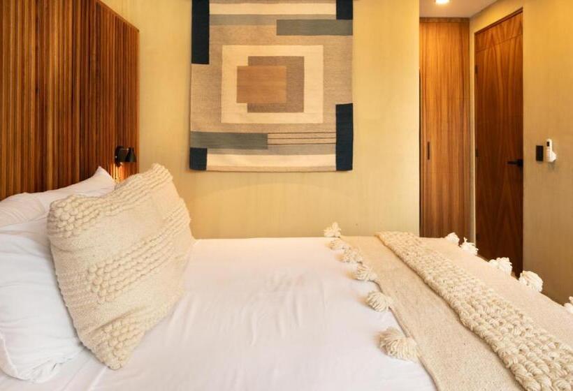 Deluxe Studio, Maramara More To Live
