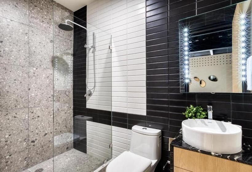 דירה בת חדר שינה 1 עם מרפסת, Downtown Designer Apartments By Uliv