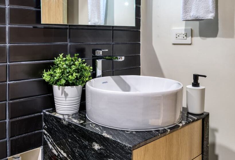 דירה בת חדר שינה 1 עם מרפסת, Downtown Designer Apartments By Uliv