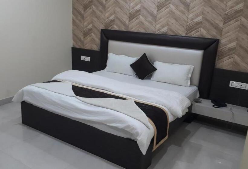 Номер Deluxe, Prakshi Palace Datia