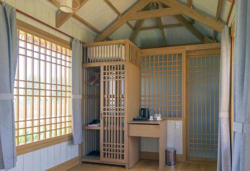 اتاق لوکس با بالکن, K Town Resort Phan Thiet
